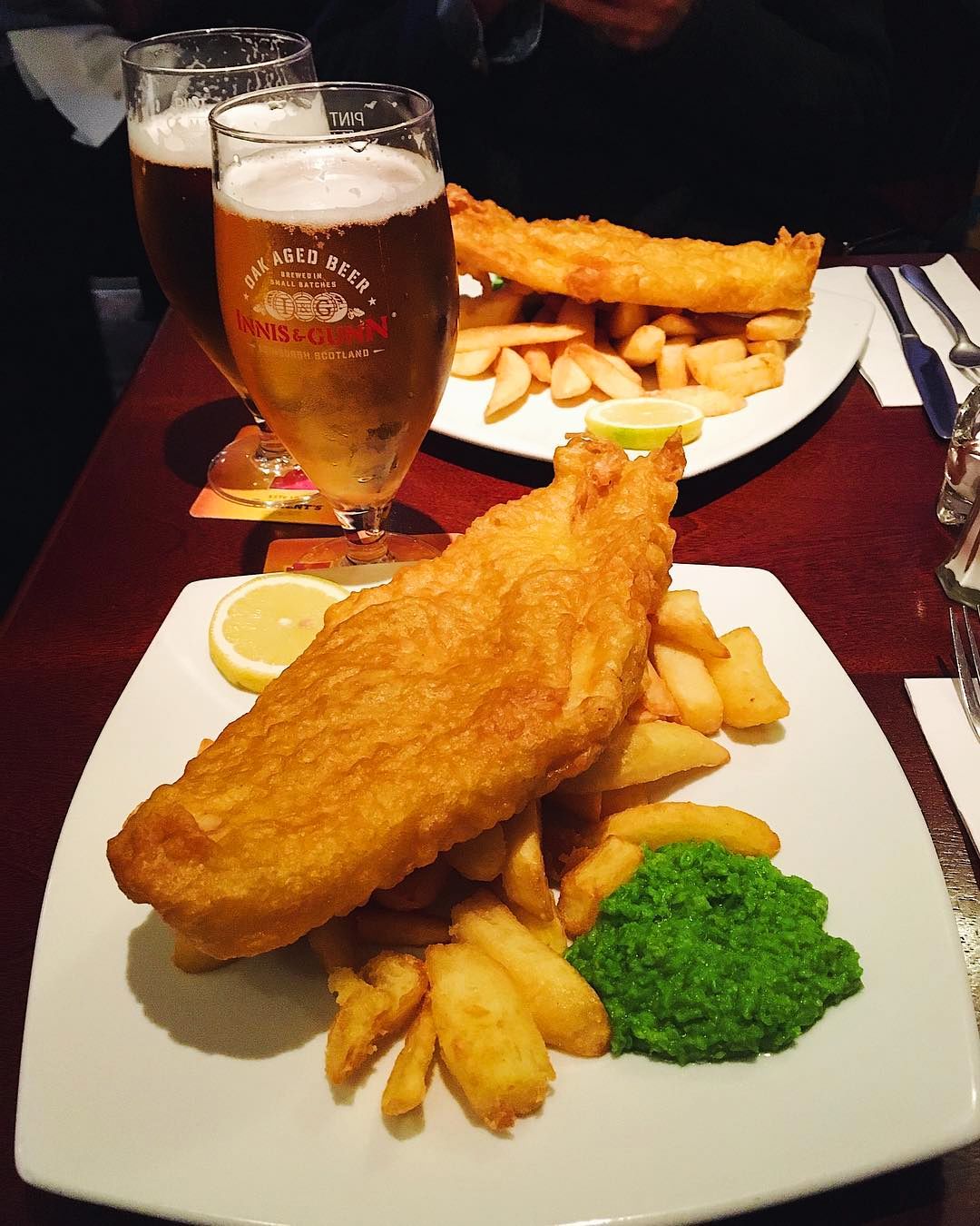 Piatto di fish and chips con birra, specialità scozzese in un pub lungo il Fife Coastal Path.